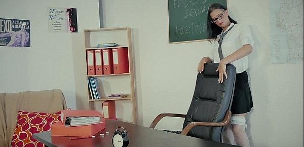  Estudante Porca Apanhada Pelo Professor  Naughty Schoolgirl Caught By The Teach